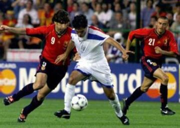 Su buen paso por la Liga le permitió llegar a la selección de España, con la que jugó la Eurocopa de 1996 y el Mundial de 1998.