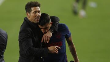 Simeone abraza a &Aacute;ngel Correa.