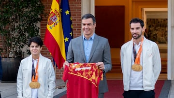 El presidente del Gobierno en funciones, Pedro Sánchez posa junto a los atletas María Pérez y Álvaro Martín, dobles campeones del mundo de marcha en el Mundial de atletismo de Budapest, en el Palacio de la Moncloa.