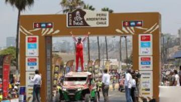 UNOS MINUTOS ANTES. Ignacio Corcuera, en el podio de Lima desde el que comenzaba el Dakar.