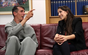 Álex Roca y su esposa, Mari Carmen, en su visita a la redacción de AS. 