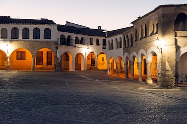 Garrovillas de Alconétar es un municipio de la provincia de Cáceres, declarado Conjunto Histórico-Artístico, que destaca por su impresionante Plaza Mayor o Plaza de la Constitución, una de las más grandes y singulares de España. Esta plaza porticada, de forma trapezoidal, es el centro neurálgico del pueblo y está rodeada por edificaciones tradicionales con dos o tres plantas. El patrimonio arquitectónico de la localidad también incluye la iglesia de San Pedro, que domina la plaza, la iglesia de Santa María de la Consolación y el convento de los Franciscanos. Además, el entorno natural del municipio, caracterizado por su dehesa, es perfecto para el avistamiento de aves, en particular en la cercanía del embalse de Alcántara.