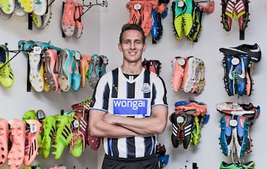 El delantero neerlandés, un auténtico trotamundos del balompié, ha jugado en 8 equipos de 5 ligas diferentes, marcando en todos, en todos menos en uno, y ese fue el Newcastle United. Llegó en enero de 2014, jugó 12 partidos en 6 meses, pero no logró perforar ninguna red inglesa. ¿Le vino mal la experiencia inglesa? Puede que no, pues las dos siguientes temporadas, en el PSV Einhoven, anotó 58 goles en 90 partidos. En España se le recuerda por su paso por el Sevilla FC, clave en el título de la Europa League de 2020, con dos goles en la final, y en el primer Barcelona dirigdo por Xavi Herández en las 2021/22.