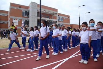 Estudiantes en Bogotá estrenan pista de atletismo de su colegio.