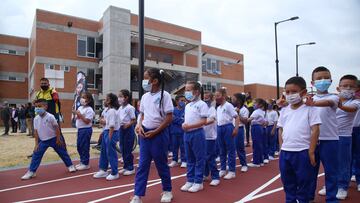 Estudiantes en Bogotá estrenan pista de atletismo de su colegio.