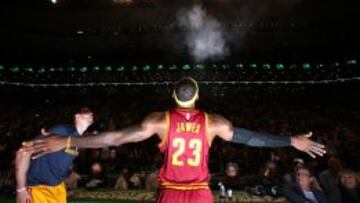 LeBron James, en pleno ritual prepartido con la camiseta de los Cavs.