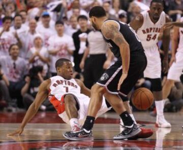 Deron Williams de los Brooklyn Nets y Kyle Lowry de los Toronto Raptors.