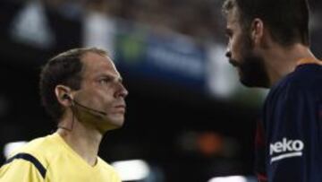 Piqué y el asistente, el día de la expulsión.