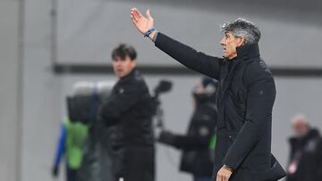 Real Sociedad's Spanish coach Imanol Alguacil gestures during the UEFA Europa League football match between Viktoria Plzen and Real Sociedad in Plzen, on November 7, 2024. (Photo by Michal CIZEK / AFP)