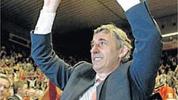 <b>AL ZURRÓN. </b>Pesic levantó el domingo con el Akasvayu la Copa FIBA.