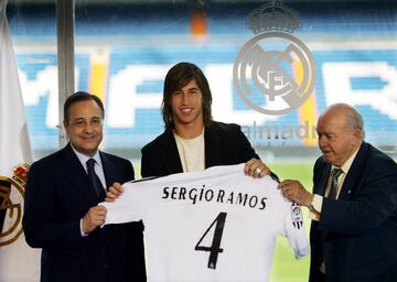 La presentación de Sergio Ramos con el Real Madrid. Fue el primer fichaje español con Florentino Pérez como presidente. Junto a ellos Alfredo Di Stefano, presidente de honor del Real Madrid. 