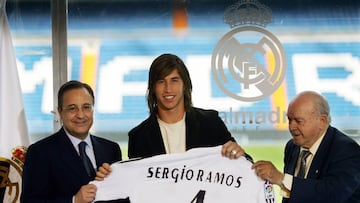 La presentación de Sergio Ramos con el Real Madrid. Fue el primer fichaje español con Florentino Pérez como presidente. Junto a ellos Alfredo Di Stefano, presidente de honor del Real Madrid.