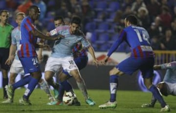 Nolito con el balón.