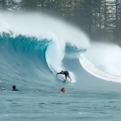 16.000 dólares de multa por surfear las olas del ciclón Alfred