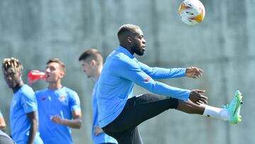 Iñaki Williams, en la sesión matinal bajo la mirada de su hermano Nico.