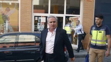 El presidente de la Federación Española de Taekwondo, el alicantino Jesús Castellanos Pueblas, junto con agentes de la Unidad de Delincuencia Económica y Fiscal.