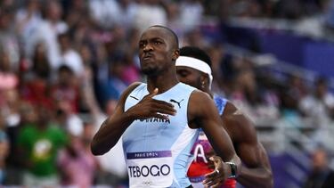 Paris 2024 Olympics - Athletics - Men's 200m Final - Stade de France, Saint-Denis, France - August 08, 2024. Letsile Tebogo of Botswana celebrates winning gold. REUTERS/Dylan Martinez TPX IMAGES OF THE DAY