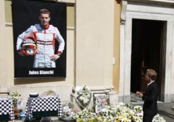 Nico Rosberg ante la fotografía de Jules Bianchi.