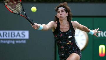Carla Suarez responde una bola ante Elina Svitolina durante un juego en el Abierto de Tenis de Indian Wells, California (EE.UU.)