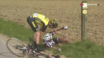 El ciclista del Lotto-NL Jumbo Robert Wagner ayuda al corredor del Sunweb Ramon Sinkeldam tras sufrir una ca&iacute;da durante la Gante-Wevelgem.