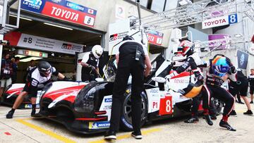 LE MANS, FRANCE - JUNE 13:  Fernando Alonso (blue helmet) and Kazuki Nakajima (red helmet) and the Toyota Gazoo Racing TS050 Hybrid team practice pit stops prior to practice for the Le Mans 24 Hour race at the Circuit de la Sarthe on June 13, 2018 in Le M