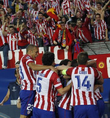 9 de abril de 2014. Los jugadores celebran el 1-0 de Koke al Barcelona en el partido de vuelta de los cuartos de final de la Champions League.