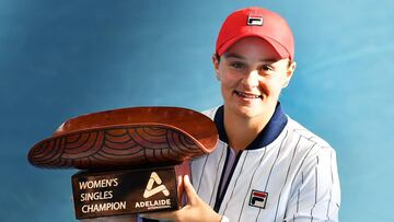Ashleigh Barty, con el trofeo de Adelaida.