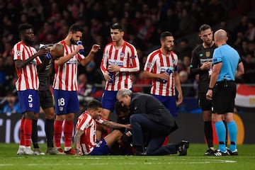 Ángel Correa atendido por los servicios médicos del Atlético de Madrid.