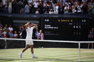 Carlos Alcaraz celebra su segundo título de Wimbledon tras ganar a Djokovic en la final por segundo año consecutivo.