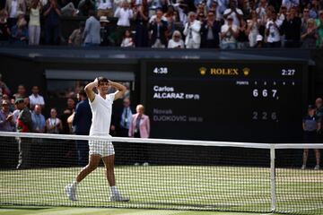 Carlos Alcaraz celebra su segundo título de Wimbledon tras ganar a Djokovic en la final por segundo año consecutivo.