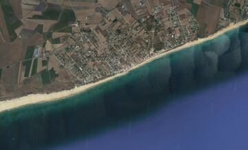 La gaditana playa de El Palmar en Vejer está considerada como una de las playas vírgenes más bonitas de la Costa de la Luz. Si a ello le sumas el buen clima de todo el año y el ambiente surfero... se convierte en un destino 'top' de Andalucía para el surf