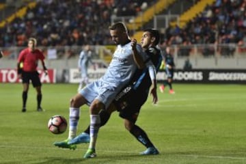 Futbol, Deportes Iquique vs Gremio,
Copa Libertadores 2017.
El jugador de Gremio Luan, disputa  el balon contra Misael Davila de Deportes Iquique durante el partido de Copa Libertadores disputado en el estadio Zorros del desierto Calama, Chile.
03/05/2017
Pedro Tapia/Photosport******

Football, Deportes Iquique vs Gremio,
Copa Libertadores Championship 2017.
Gremio's player Luan, battles the ball against Misael Davila of Deportes Iquique during the match of the  Copa Libertadores Championship at Zorros del desierto stadium Calama, Chile.

03/05/2017
Pedro Tapia/Photosport