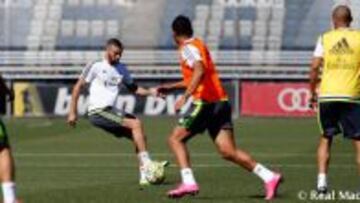 Benzema, durante el entrenamiento de este lunes con el Madrid.