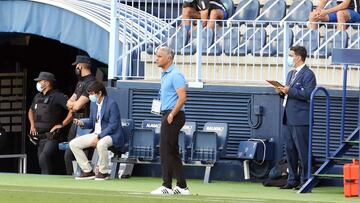 Pellicer, en la banda de La Rosaleda durante el Málaga - Alcorcón.