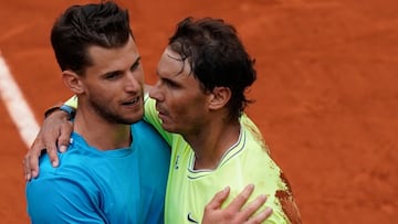Rafa Nadal y Dominic Thiem se saludan tras la final de Roland Garros 2019, con victoria del tenista espa&ntilde;ol.