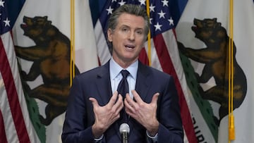 En esta foto de archivo del 8 de enero de 2021, el gobernador de California, Gavin Newsom, hace gestos durante una conferencia de prensa en Sacramento, California. 