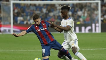 Soccer Football - LaLiga - Real Madrid v Levante - Santiago Bernabeu, Madrid, Spain - May 12, 2022 Real Madrid&#039;s Eduardo Camavinga in action with Levante&#039;s Enis Bardhi REUTERS/Susana Vera