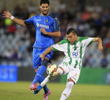 El centrocampista del Córdoba, Borja García, intenta golpear el balón ante el delantero del Getafe, Ángel Lafita.