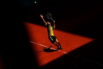 El español Albert Ramos-Vinolas  sirve a Taro Daniel de Japón durante el primer día del Mutua Madrid Open en La Caja Mágica el 04 de mayo de 2019 en Madrid.