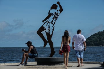 Una año después de su fallecimiento la leyenda del fútbol brasileño Pelé, sigue estando presente con esta escultura diseñada por el artista brasileño Luis Costa, en el muelle Rei Pelé, en Sao Vicente, costa del estado de Sao Paulo.