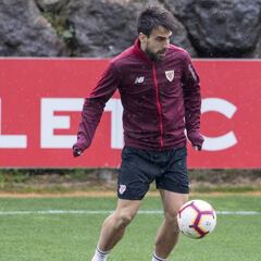 Beñat e Iñigo Martínez, listos para el partido ante el Celta
