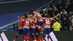 Los jugadores del Atlético celebran el gol de Giménez.