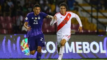 Argentina's midfielder Ezequiel Fernandez (L) and Peru's forward Juan Pablo Goicochea fight for the ball during the Venezuela 2024 CONMEBOL Pre-Olympic Tournament Group B football match between Peru and Argentina at the Misael Delgado stadium in Valencia, Venezuela on January 24, 2024. (Photo by Juan Carlos Hernandez / AFP)