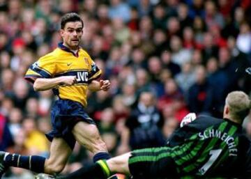Marc Overmars (Arsenal) ante Peter Schmeichel (Manchester United).