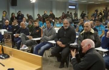 Carles Puyol jugador del Barcelona anuncia  a los medios de comunicación durante una rueda de prensa que dejará el club catalán al final de la temporada.