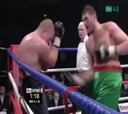 Una figura mundial del boxeo pegándose a sí mismo un puñetazo brutal en combate