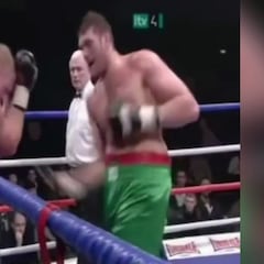 Figura mundial del boxeo se pega a sí mismo un puñetazo brutal en pleno combate
