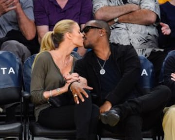 Paige Butcher y Eddie Murphy, se besan en el Staples.