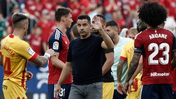 PAMPLONA, 04/06/2023.- El entrenador del Girona, Miguel Ángel Sánchez (c), al término del partido de Liga en Primera División que Osasuna y Girona han disputado este domingo en el estadio de El Sadar, en Pamplona. EFE/Jesús Diges
