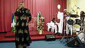 UN DOMINGO SIN FÚTBOL. Taribo West se despoja siempre que puede de la ropa deportiva para enfundarse su uniforme de predicador en el 'Refugio de la Tormenta'. Unos trescientos fieles le siguen cada domingo.